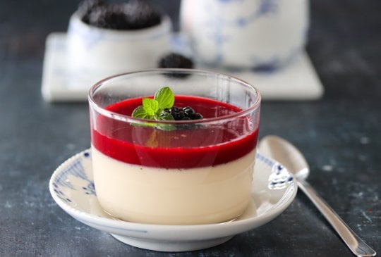 Image: PANNA COTTA MED BRINGEBÆRSAUS