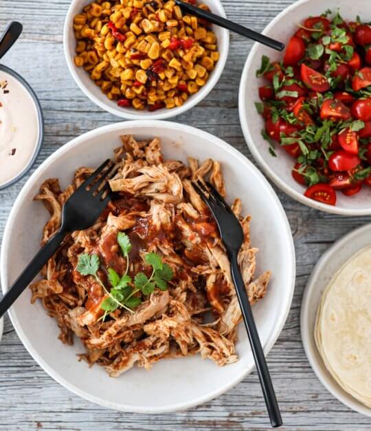 Image: PULLED CHICKEN MED TOMATSALAT OG MAIS- OG PAPRIKASALAT