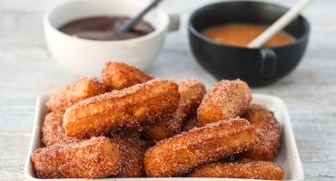 Image: CHURROS MED SJOKOLADESAUS OG KARAMELLSAUS