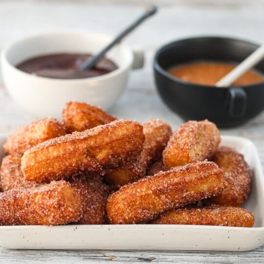 Image: CHURROS MED SJOKOLADESAUS OG KARAMELLSAUS