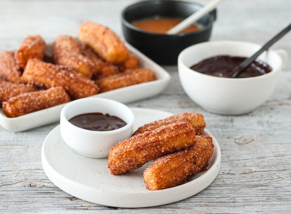 CHURROS MED SJOKOLADESAUS OG KARAMELLSAUS