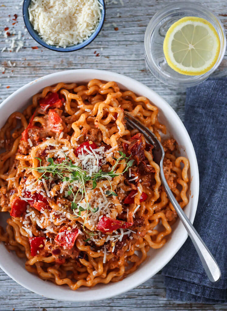 KREMET PASTA MED RØD PESTO OG SALSICCIA | TRINES MATBLOGG
