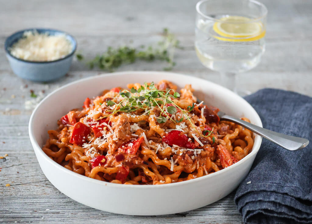 KREMET PASTA MED RØD PESTO OG SALSICCIA | TRINES MATBLOGG