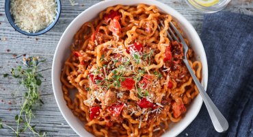 Image: KREMET PASTA MED RØD PESTO OG SALSICCIA