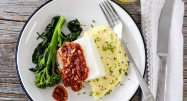 Image: OVNSBAKT TORSK MED TOMATPESTO, POTETMOS OG BROKKOLINI