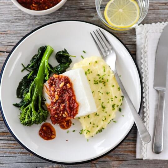 Image: OVNSBAKT TORSK MED TOMATPESTO, POTETMOS OG BROKKOLINI