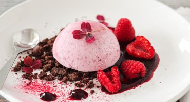 Image: SKOGSBÆRPARFAIT MED SJOKOLADESMULER OG COULIS