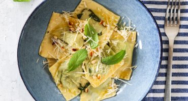 Image: RAVIOLI MED SPINAT- OG RICOTTAFYLL – MED SALVIESMØR