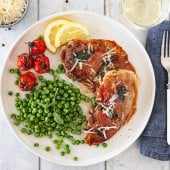 Image: SALTIMBOCCA DI POLLO – KYLLING MED HVITVINSJY OG GRØNNE ERTER