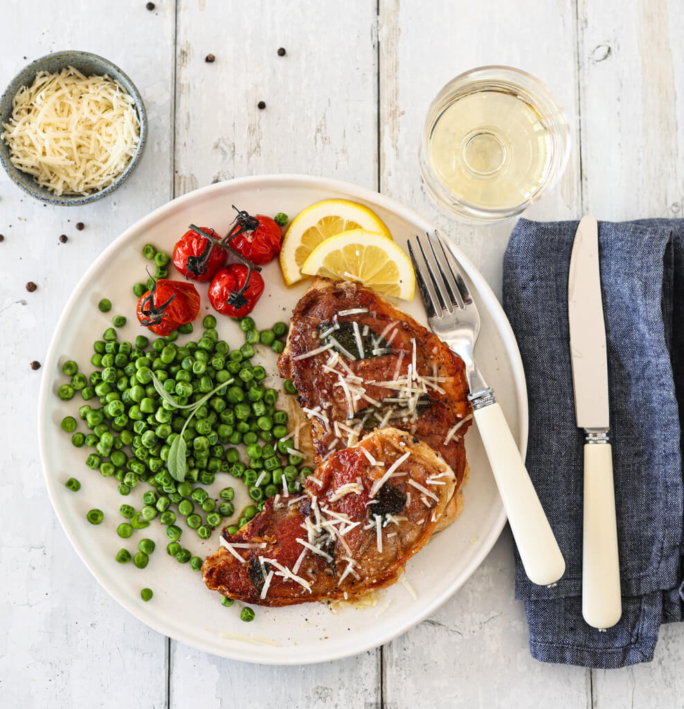 Kylling saltimbocca med hvitvinsjy og grønne erter