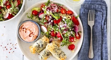 Image: SPINAT- OG FETARULLER MED COUSCOUSSALAT OG TOMATDIPP