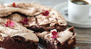 Image: MØRK SJOKOLADEKAKE MED MARENGSLOKK