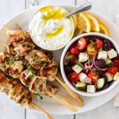 Image: KYLLING SOUVLAKI MED TZATZIKI OG GRESK SALAT