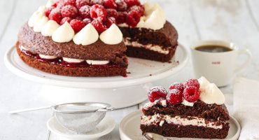 Image: SJOKOLADEKAKE MED MASCARPONEKREM OG BRINGEBÆR