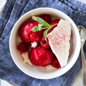 Image: BRINGEBÆRSORBET MED MARENGS