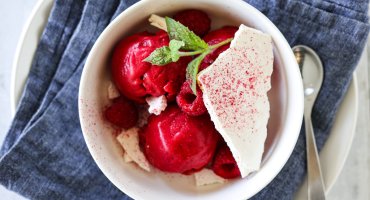 Image: BRINGEBÆRSORBET MED MARENGS