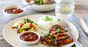 Image: BBQ-KYLLING MED KOREANSK TOMATGLAZE OG AGURKSALAT