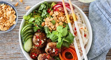 Image: VIETNAMESISK NUDELSALAT MED SVINEKJØTTBOLLER OG NUOC CHAM