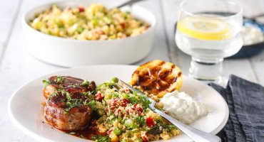 Image: BACONSURRET SVINEFILET MED HARISSASAUS OG COUSCOUSSALAT