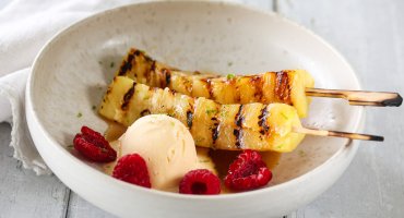 Image: GRILLET ANANAS MED BRINGEBÆR OG VANILJEIS