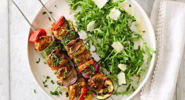 Image: CHILI- OG HVITLØKSMARINERTE KYLLINGSPYD MED PAPRIKA OG SQUASH