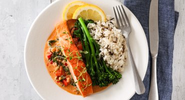 Image: ØRRET MED KREMET PAPRIKASAUS OG BROKKOLINI