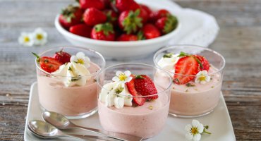 Image: JORDBÆRPARFAIT MED MARINERTE JORDBÆR OG LIMESUKKER