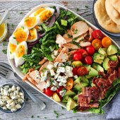 Image: COBB-SALAT MED KYLLING, BLÅMUGGOST & VINAIGRETTE