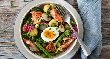 Image: SALAT MED VARMRØKT LAKS, ASPARGES OG POTET