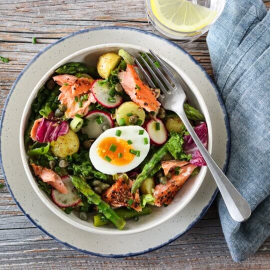 Image: SALAT MED VARMRØKT LAKS, ASPARGES OG POTET