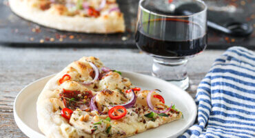 Image: HVIT PIZZA MED SITRONMARINERT KYLLING, BACON OG CHILI