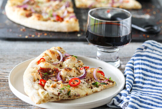 Image: HVIT PIZZA MED SITRONMARINERT KYLLING, BACON OG CHILI