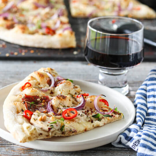 Image: HVIT PIZZA MED SITRONMARINERT KYLLING, BACON OG CHILI