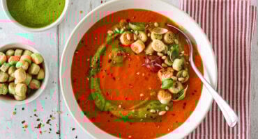 Image: TOMATSUPPE MED BASILIKUMPESTO OG KRUTONGER