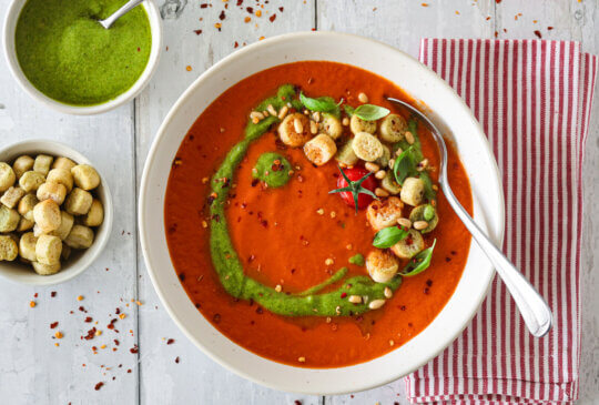 Image: TOMATSUPPE MED BASILIKUMPESTO OG KRUTONGER
