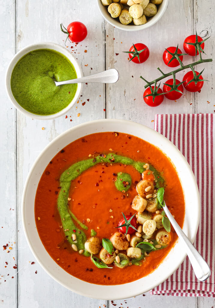 TOMATSUPPE MED BASILIKUMPESTO OG KRUTONGER
