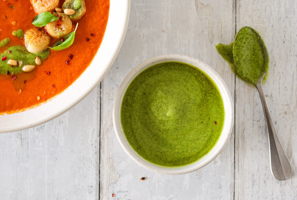 TOMATSUPPE MED BASILIKUMPESTO OG KRUTONGER