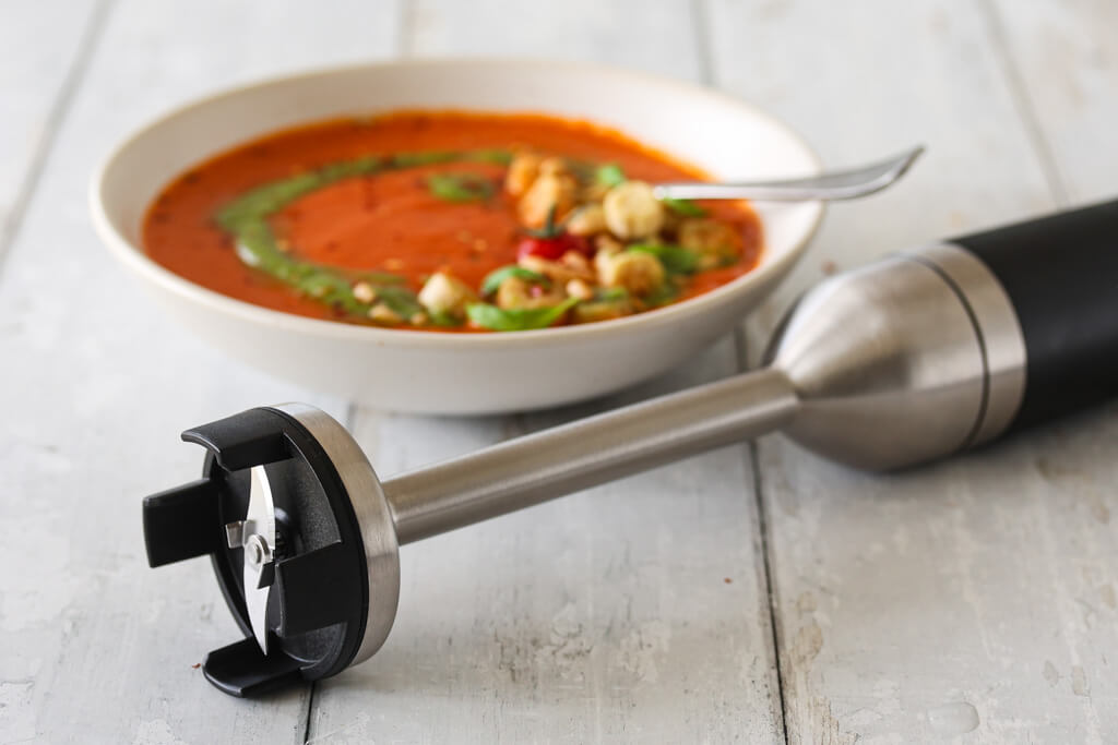 TOMATSUPPE MED BASILIKUMPESTO OG KRUTONGER