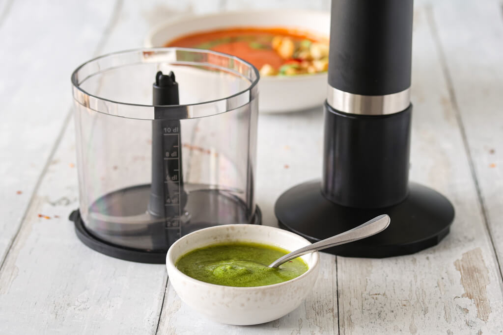 TOMATSUPPE MED BASILIKUMPESTO OG KRUTONGER