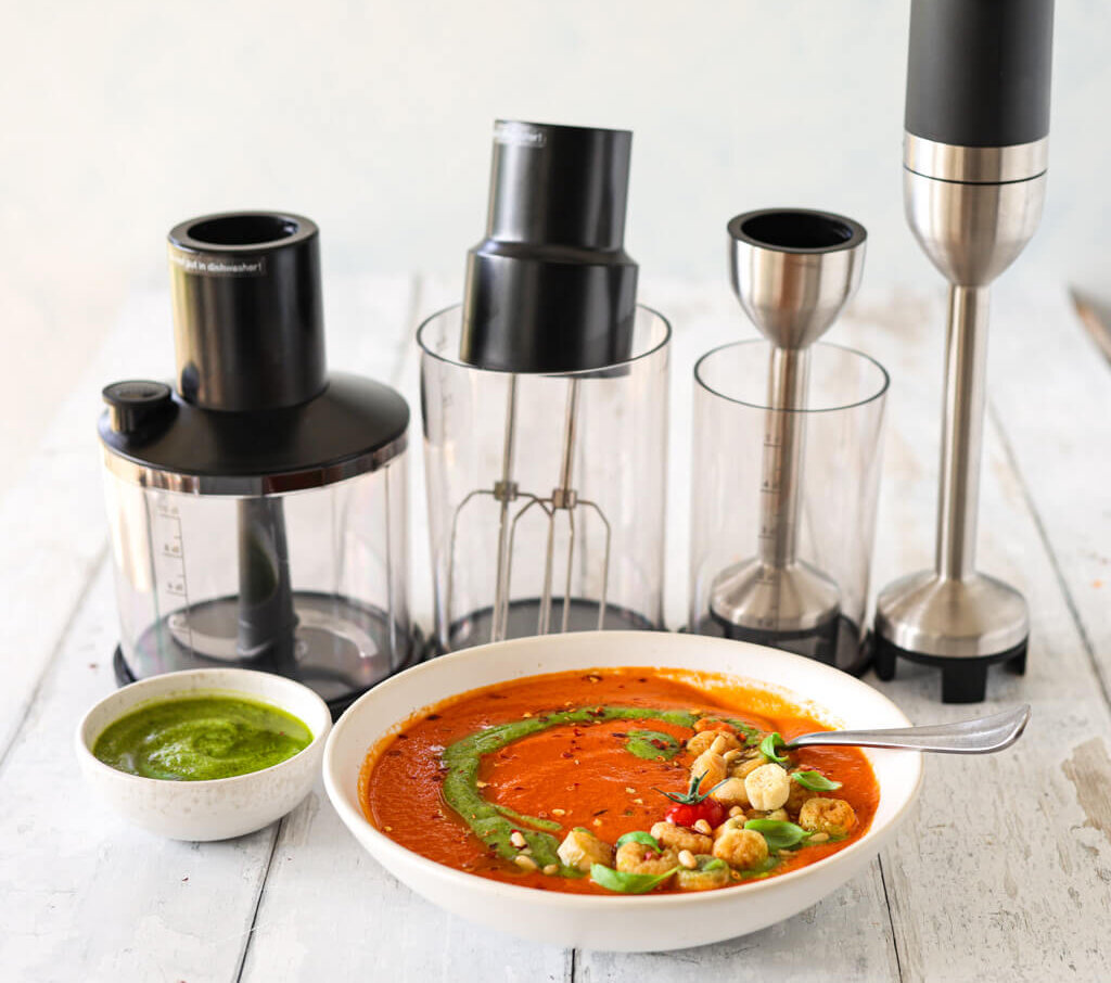 TOMATSUPPE MED BASILIKUMPESTO OG KRUTONGER