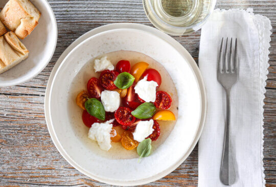 Image: TOMATSALAT MED TOMATCONSOMMé OG STRACCIATELLA