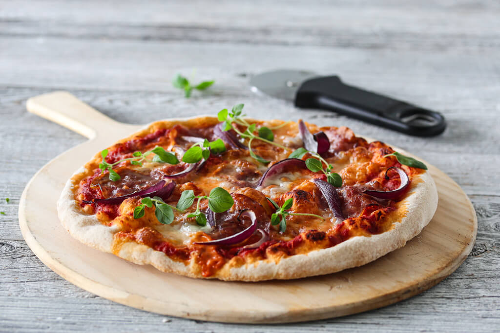 Pizza med trøffelsalami og mozzarella