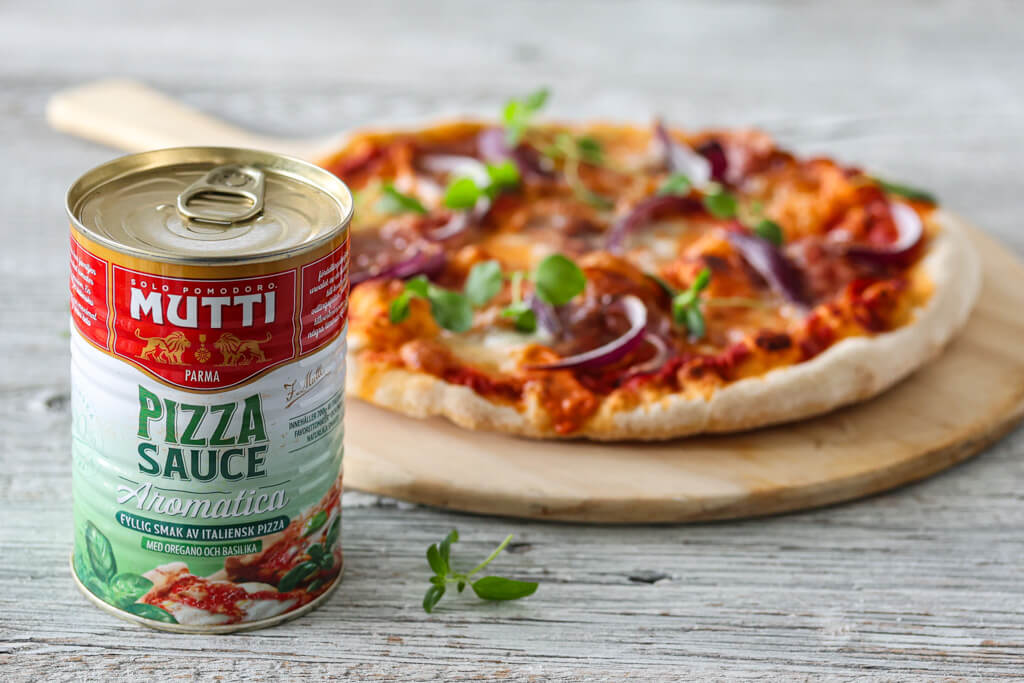 Pizza med trøffelsalami og mozzarella