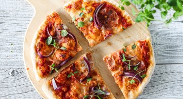Image: PIZZA MED TOMATSAUS, SALAMI & RØDLØK