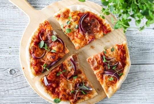 Image: PIZZA MED TOMATSAUS, SALAMI & RØDLØK