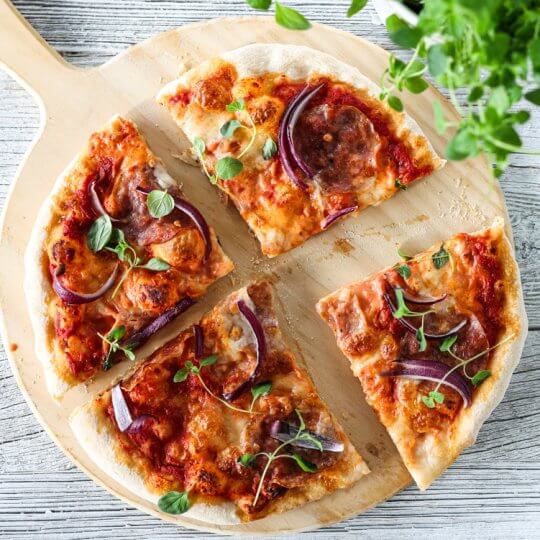 Image: PIZZA MED TOMATSAUS, SALAMI & RØDLØK