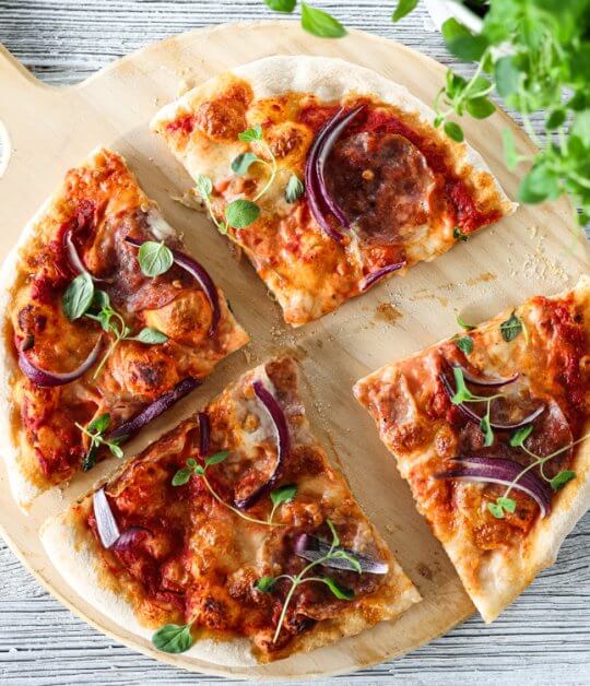 Image: PIZZA MED TOMATSAUS, SALAMI & RØDLØK