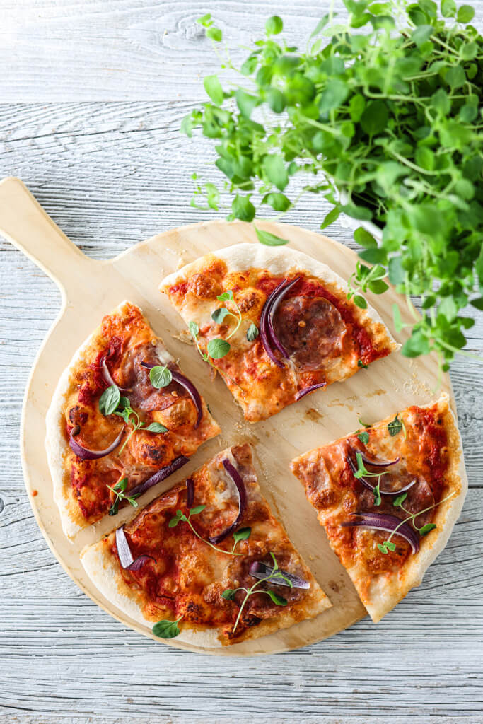 Pizza med trøffelsalami og mozzarella