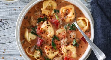 Image: KREMET TORTELLINISUPPE MED KJØTTBOLLER