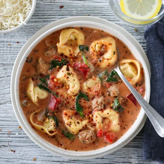 Image: KREMET TORTELLINISUPPE MED KJØTTBOLLER